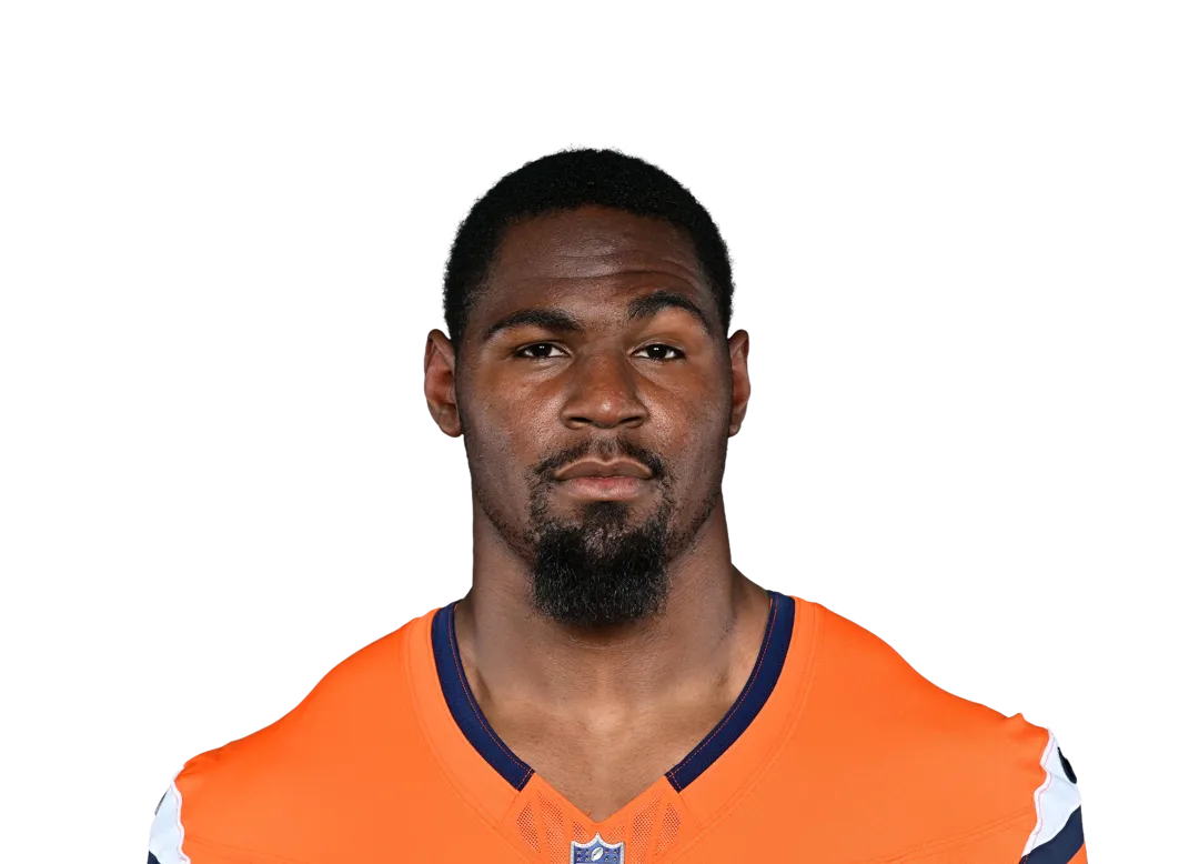 Que Robinson headshot